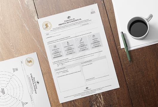 Protocolos de proteção emocional - documentos em uma mesa